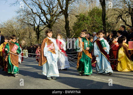 Les catholiques à pied dans une procession de la Semaine Sainte de Pâques, Guimaraes, Portugal. Banque D'Images