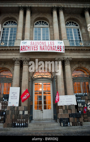 Paris, France, Archives nationales, boîtes empilées à l'extérieur, panneaux de protestation sur le bâtiment, archives de paris Banque D'Images