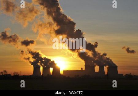 Centrale à charbon au coucher du soleil, les tours de refroidissement tourbillonnent dehors la vapeur, Drax Power Station, Goole, North Humberside, Yorkshire, Banque D'Images