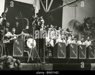 BENNY GOODMAN (1909-1986) avec son orchestre orchestre nous Banque D'Images