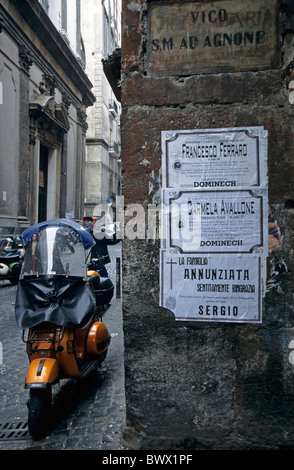 Scooter garé dans une petite ruelle, Naples, Italie. Banque D'Images