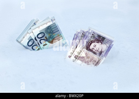 Deux piles d'argent dans la neige, €20 et €20 notes côte à côte Banque D'Images