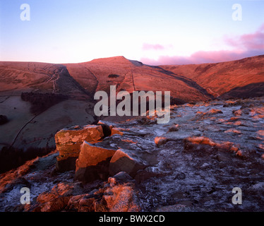 Kinder Scout à la première lumière de la RAN, parc national de Peak District, Derbyshire, Angleterre. Banque D'Images