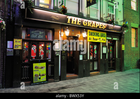 Les raisins public house dans Matthew Street, Liverpool situé en face de l'original Cavern Club fait célèbre par les Beatles Banque D'Images