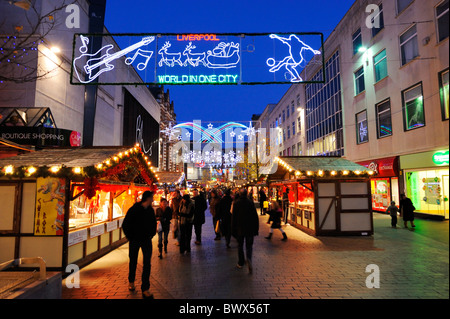 Les clients bénéficiant de Noël le marché européen dans le centre-ville de Liverpool Banque D'Images