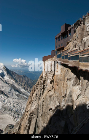 Aiguille du milieu du téléphérique. Alpes Haute-Savoie France . Plate-forme d'observation touristique et station de téléphérique. Banque D'Images