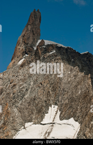 Croix blanche dans la neige Dent du Géant sur Rochefort Ridge massif du Mont Blanc à partir de la pointe Helbronner, frontière italienne. 4013m Banque D'Images