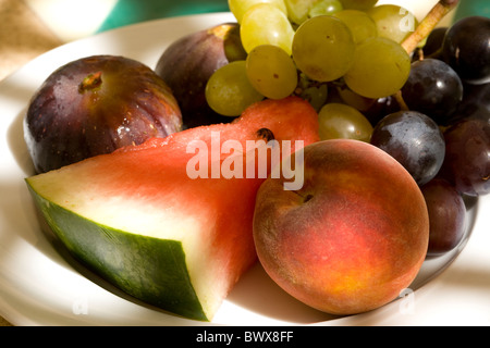 Figues noires, pastèque, raisins et une pêche Banque D'Images