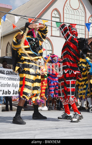 Mas traditionnel Junior parade - jab jabs fouettant les uns les autres Banque D'Images