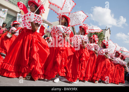 Mas traditionnel défilé, Junior Dames Lorraines en rouge et blanc dancing in a row Banque D'Images