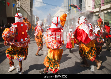 Trinité-Mas traditionnel Junior Spice Island parade Pierrots pierres en poudre Banque D'Images