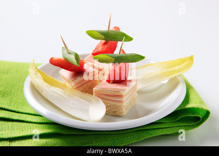 Canapés de jambon et de fromage et de feuilles d'endive Banque D'Images