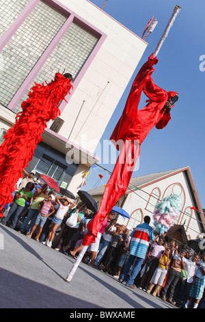 Trinité-Mas traditionnel Junior rouge - parade moko jumbies performing Banque D'Images