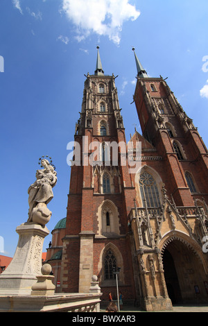 Cathédrale de St-Jean Baptiste et statue de Sainte Marie et Jésus enfant. Wroclaw, la Basse Silésie, Pologne. Banque D'Images