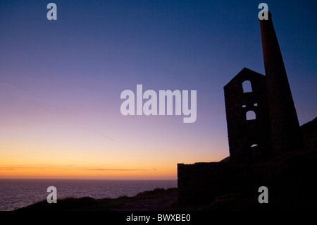 Silhouette d'une papule Coates tin mine près de St Agnes côte nord des Cornouailles Angleterre GO UK EU Europe Banque D'Images