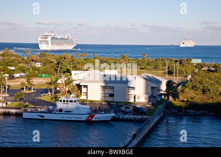 Les bateaux de croisière en partant du Port Everglades à Fort Lauderdale, Floride;USA;Amérique du Nord Banque D'Images