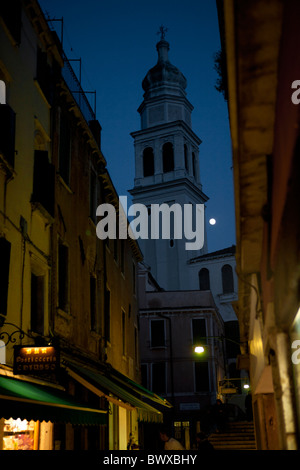 Le campanile de San Giorgio dei Greci à Venise la nuit. Banque D'Images