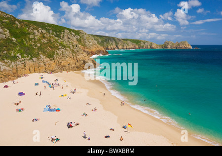 Les touristes de soleil sur plage de Porthcurno Cornwall England GB UK EU Europe Banque D'Images