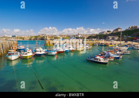 Petits bateaux de pêche dans le port de Newquay Cornwall England GB UK EU Europe Banque D'Images