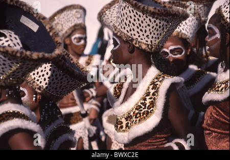 Trinité - Carnaval Junior Filles jouant mas tribales africaines Banque D'Images