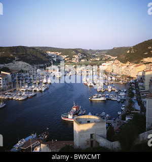 Vue depuis le port de Bonifacio bastion Europe France Corse port de plaisance voiliers sommaire Banque D'Images