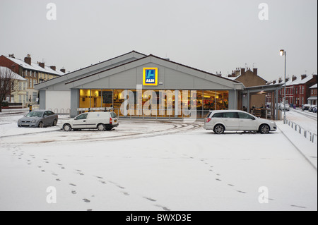 Un magasin Aldi en hiver avec de la neige au sol - Droits d'auteur détenus par photographie David J Colbran 0044 0 321 634 7810 Banque D'Images