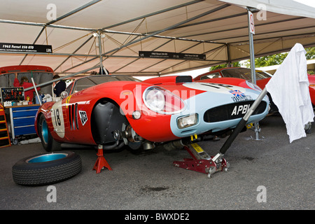 1963 Ferrari 250 GTO/64 dans le RAC TT race de célébration à l'Enclos 2010 Goodwood Revival, Sussex, Angleterre. Banque D'Images