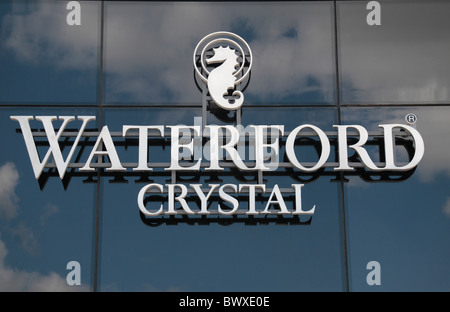 Le Waterford Crystal logo sur le nouveau House of Waterford Crystal (Juin 2010), la ville de Waterford, Waterford Co., de l'Irlande (Eire). Banque D'Images