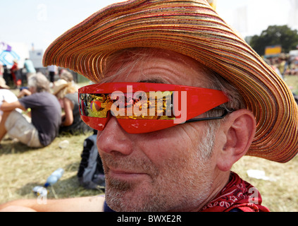 L'Homme à lunettes miroir au festival de Glastonbury Somerset UK Europe Banque D'Images