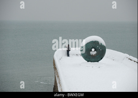 2 décembre 2010 - La sculpture Donut recouvert de neige sur la plage de Brighton ce matin après une dernière nuit automne Banque D'Images