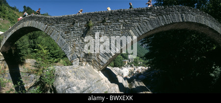 Piscine baignade falaises de roches du débit des cours d'église Lavertezzo personnes Suisse Europe pont de pierre Tessin Banque D'Images