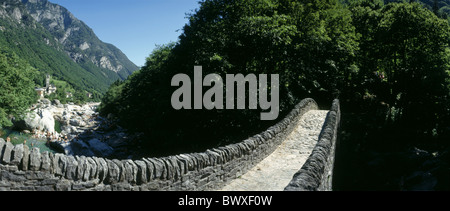 Piscine baignade falaises de roches du débit des personnes Lavertezzo Suisse Europe pont de pierre de la vallée du Tessin Banque D'Images