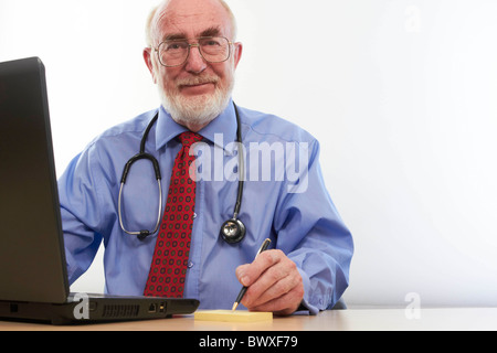 Médecin à son bureau. Banque D'Images