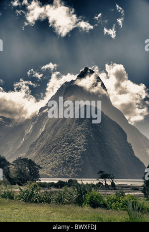 Une photographie de paysage HDR pic Mitre à Milford Sound, Nouvelle Zélande Banque D'Images