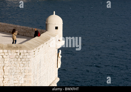 Statue de St Blaise donne sur la mer Adriatique depuis les murs de la vieille ville de Dubrovnik, Croatie Banque D'Images