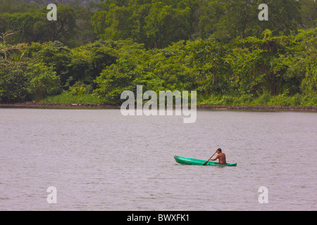 PORTOBELO, PANAMA - Homme paddles bateau sur la baie. Banque D'Images