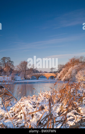 Lion Bridge à Burghley House en hiver Banque D'Images