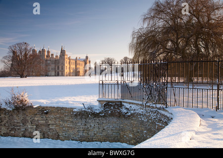 Burghley House entouré par la neige. Banque D'Images