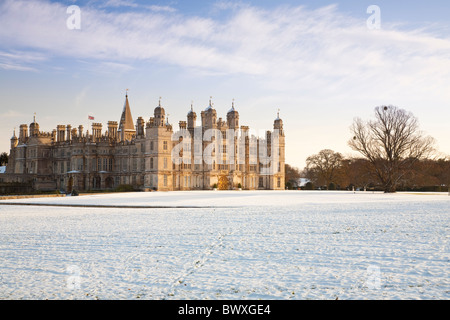 Burghley House entouré par la neige. Banque D'Images