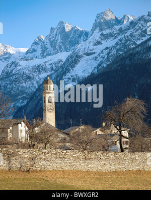 Bergell panorama de montagnes des Grisons Grisons montagne Alpes alpine Piz Piz Badile mur église Cengalo Swi Banque D'Images