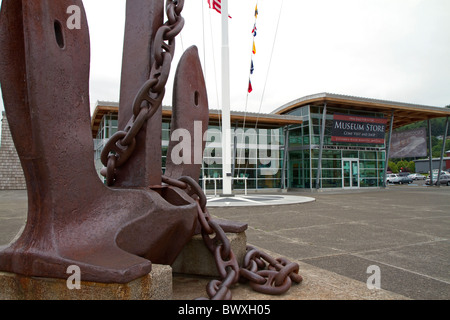 Une grande ancre fluke sur l'affichage en face de la Columbia River Maritime Museum situé à Astoria, Oregon, USA. Banque D'Images