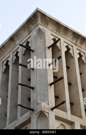 Détail d'une tour éolienne ou Windcatcher à Dubaï, un dispositif architectural utilisé pour créer une ventilation naturelle dans les bâtiments Banque D'Images