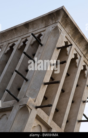 Détail d'une tour éolienne ou Windcatcher à Dubaï, un dispositif architectural utilisé pour créer une ventilation naturelle dans les bâtiments Banque D'Images