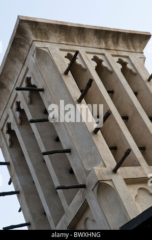 Détail d'une tour éolienne ou Windcatcher à Dubaï, un dispositif architectural utilisé pour créer une ventilation naturelle dans les bâtiments Banque D'Images