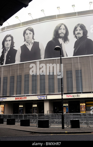 Des affiches géantes de l'iTunes Beatles accrocher sur le HMV Apollo, Londres. Banque D'Images