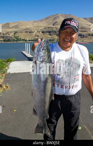 Native American Indian affichant un saumon chinook sur la Columbia River, Oregon, USA. Banque D'Images