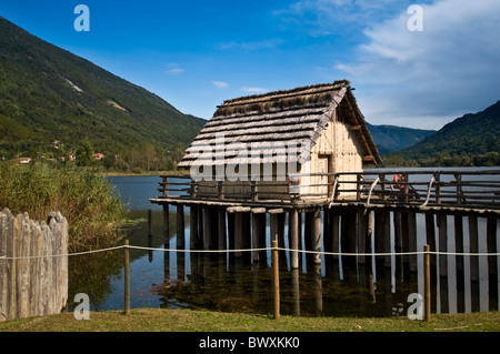 Italie, Vénétie, Trévise, plateau Cansiglio, lac Revine,réplique de maison en bois avec toit de chaume Banque D'Images