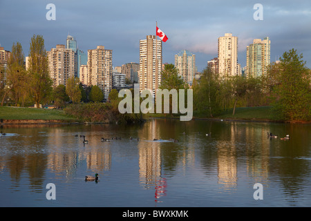 Appartements reflètent dans l'étang du parc Vanier, Vancouver, British Columbia, Canada Banque D'Images