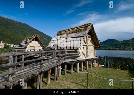 Italie, Vénétie, Trévise, plateau Cansiglio, lac Revine,réplique de maison en bois avec toit de chaume Banque D'Images