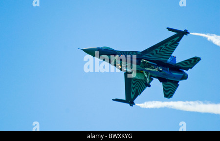 F-16 BELGE UN F16 Eastbourne 21-07-2013 Airshow Air Show en vol vers le bas du châssis porteur Banque D'Images